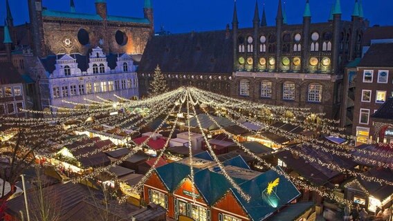 Lübecker Weihnachtsmarkt vor der Kirche. © Olaf Malzahn Foto: Olaf Malzahn