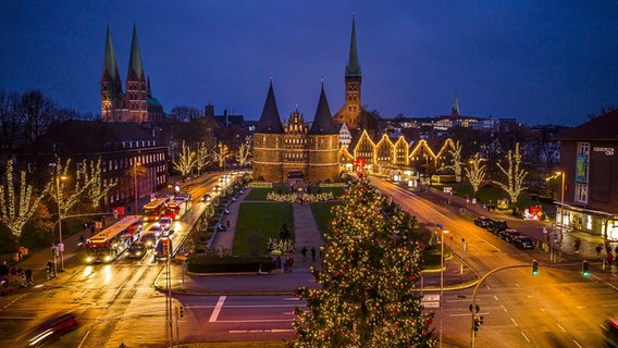 Lübecker Holstentor geschmückt mit weihnachtlichen Lichtern. © Olaf Malzahn Foto: Olaf Malzahn