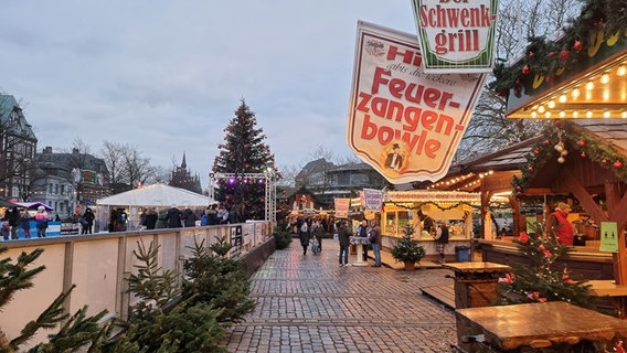 Menschen sind auf dem Weihnachtsmarkt in Neumünster unterwegs. © NDR Foto: Julian Marxen