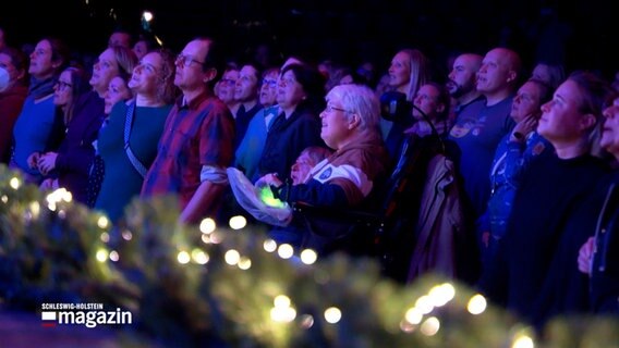Teilnehmer von "Der Norden singt" blicken auf die Bühne. © NDR 