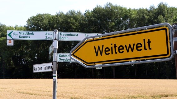 Das Ortsschild von Weitewelt im Kreis Segeberg. © NDR Foto: Tobias Senff