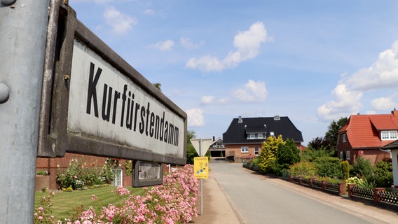 Das Straßenschild der "Kurfürstendamm" in Berlin im Kreis Segeberg. © NDR Foto: Tobias Senff