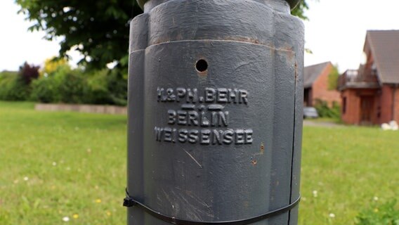 Nahaufnahme einer Straßenlampe, auf der "Berlin Weissensee" steht. © NDR Foto: Tobias Senff