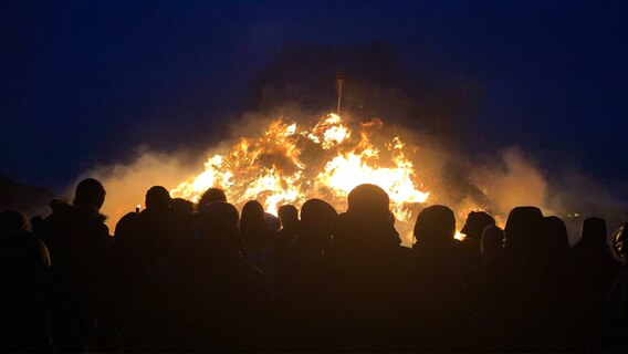 Ein Biikefeuer auf Sylt. © IMAGO / Torsten Helmke Foto: Torsten Helmke