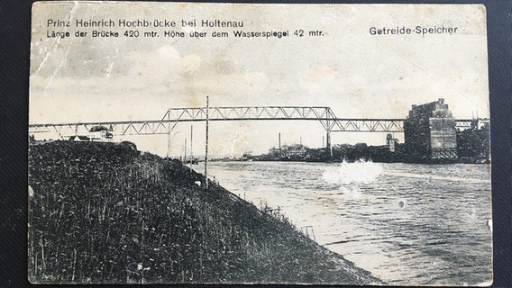 Ein altes Foto der Prinz Heinrich Hochbrücke bei Holtenau, auf dem Steht: "Länge der Brücke: 420 Meter, Höhe über dem Wasserspiegel: 42 Meter". © NDR 