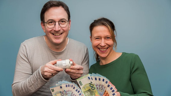 Horst und Mandy mit Thermostat und Geldscheinen in der Hand © NDR Foto: Janis Röhlig