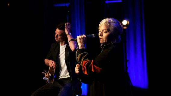 Ina Müller steht zusammen mit einem Gitarristen auf der Bühne. © NDR Foto: Lornz Lorenzen