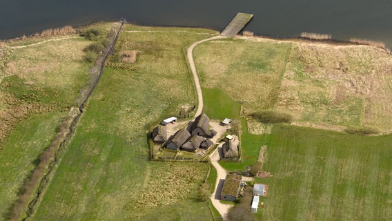 Blick aus der Vogelperspektive auf das Gelände mit nachgebauten Wikingerhäusern von Haithabu. © picture alliance / Carsten Rehder/dpa Foto: Carsten Rehder