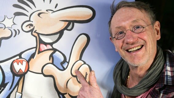 Der Comiczeichner Rötger Feldmann lehnt vor einer Zeichnung seiner Comicfigur Werner. © dpa-Bildfunk Foto: Axel Heimken