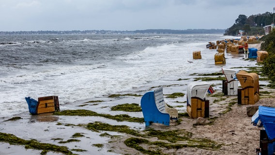 Strandkörbe werden in Kiel-Schilksee von den Flutwellen der Ostsee weggespült. © dpa-Bildfunk Foto: Axel Heimken