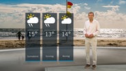 NDR Moderator Meeno Schrader steht im Studio mit der Wettervorhersage. © NDR 