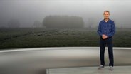 NDR Moderator Meeno Schrader steht im Studio mit der Wettervorhersage. © NDR 