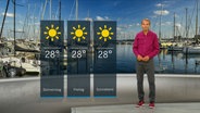 Wetterexperte Meeno Schrader steht im Studio mit der Wettervorhersage. © NDR 