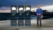 Wetterexperte Meeno Schrader steht im Studio mit der Wettervorhersage. © NDR 