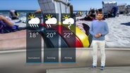 Wetterexperte Sebastian Wache steht im Studio mit der Wettervorhersage. © NDR 
