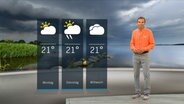 Wetterexperte Meeno Schrader steht im Studio mit der Wettervorhersage. © NDR 