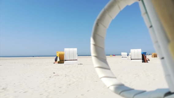Strandkörbe stehen am Strand von Amrum. © Mel Li 