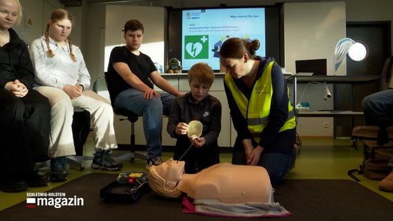 Schüler lernen an einem Dummy eine Herz-Lungen-Wiederbelebung. © NDR 