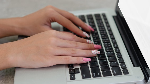 Zwei Hände liegen auf einer Laptoptastatur © picture alliance / PantherMedia 