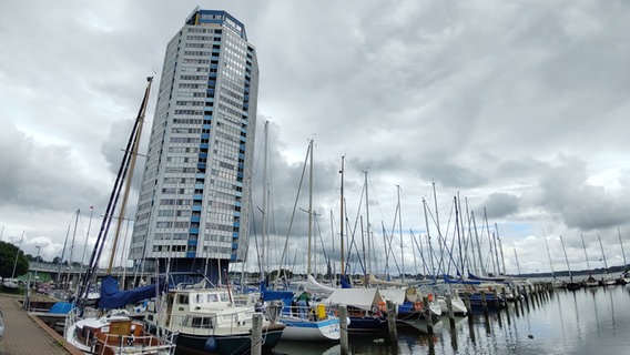 Im Vordergrund Jachten, dahinter ragt der Schleswiger Wikingturm auf. © NDR Foto: Peer-Axel Kroeske