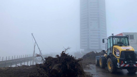Bauarbeiten im Nebel. © NDR Foto: Simone Mischke