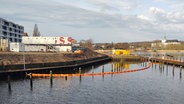 Im Wasser vor dem Wikingturm befindet sich eine Wassersperre. © NDR Foto: Peer-Axel Kroeske