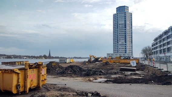 Unterhalb vom Wikingturm stehen mehrere Container auf einer Baustelle. © NDR Foto: Peer-Axel Kroeske