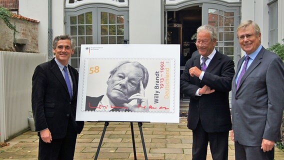 Lübecks Bürgermeister Bernd Saxe, Schleswig-Holsteins Ex-Ministerpräsident Björn Engholm und der Vorstands-Vorsitzende der Bundeskanzler-Willy-Brandt-Stiftung Karsten Brenner präsentieren eine Willy-Brandt-Briefmarke Lübecks Bürgermeister Bernd Saxe, Schleswig-Holsteins Ex-Ministerpräsident Björn Engholm und der Vorstands-Vorsitzende der Bundeskanzler-Willy-Brandt-Stiftung Karsten Brenner präsentieren eine Willy-Brandt-Briefmarke © Friedrich Keller Foto: Friedrich Keller