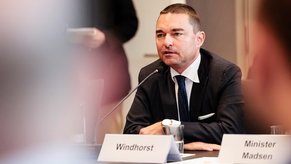Lars Windhorst spricht im Wirtschaftsausschusses des schleswig-holsteinischen Landtags zu Abgeordneten. © dpa-Bildfunk Foto: Frank Molter
