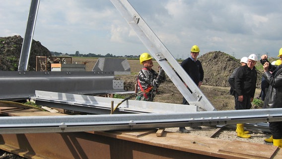 Arbeiter der Firma Butzkies Stahlbau setzen die Gerüsttürme zusammen und sichern sie mit wartungsfreien Schrauben. © NDR Foto: Jörn Schaar