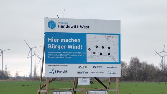 Auf einem Stellplakat steht "Hier machen Bürger Wind". © NDR Foto: Peer-Axel Kroeske