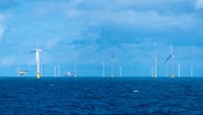 Ein Offshore-Windpark in der Nordsee nordwestlich der Insel Helgoland. © imageBROKER Foto: Wolfgang Diederich