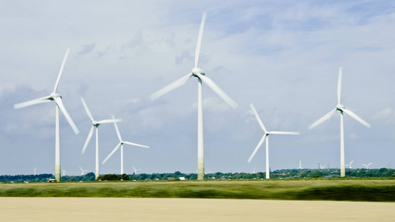 Windräder vor einem blauen Himmel. © imago/phototek Foto: Michael Gottschalk