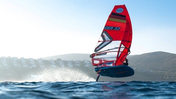 Lena Erdil surft auf ihrem IQFoil Windsurfboard. © Lena Erdil Foto: Kai-Nicolas Steimer