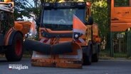 Ein Fahrzeug für den Winterdienst steht auf einem Parkplatz. © NDR 