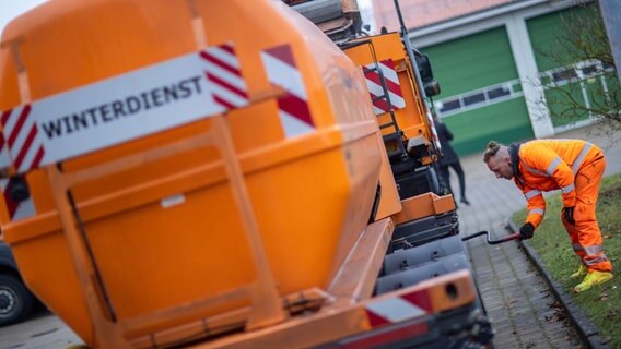 Ein Mitarbeiter bereitet auf dem Gelände der Straßenmeisterei ein Fahrzeug zum Sprühen von Salzlauge vor. © picture alliance / Geisler-Fotopress Foto: Jens Büttner