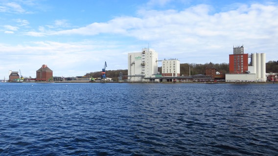 Der Flensburger Wirtschaftshafen auf der Ostseite der Förde © NDR Foto: Peer-Axel Kroeske