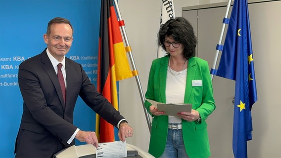 Volker Wissing beim KBA. © NDR Foto: Ben Armstrong