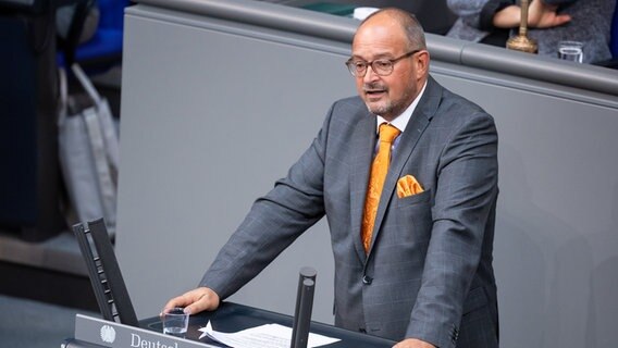 Uwe Witt (AfD) spricht bei der Plenarsitzung im Deutschen Bundestag.  Foto: Bernd von Jutrczenka