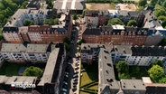 Eine Luftaufnahme zeigt Wohnhäuser in einer Innenstadt. © NDR 