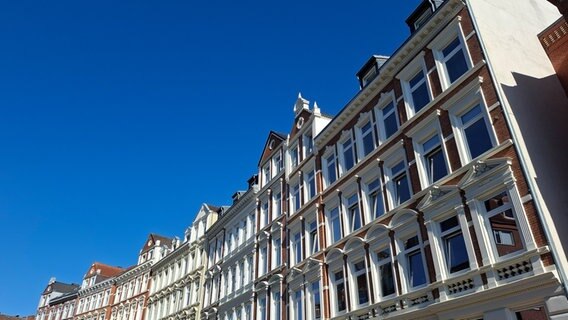 Altbauwohngebäude vor blauem Himmel © NDR Foto: Kevin Bieler