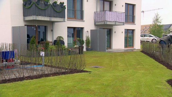 Ein neu gebautes Mehrfamilienhaus steht in Tarup. © NDR 