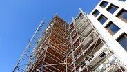 Ein Wohngebäude im Bau vor blauem Himmel. © Imago Images / Müller-Stauffenberg Foto: Müller-Stauffenberg