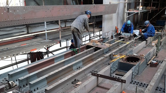 Arbeiter*Innen beim arbeiten mit Metall. © WSA Holtenau Foto: Christian Wolf