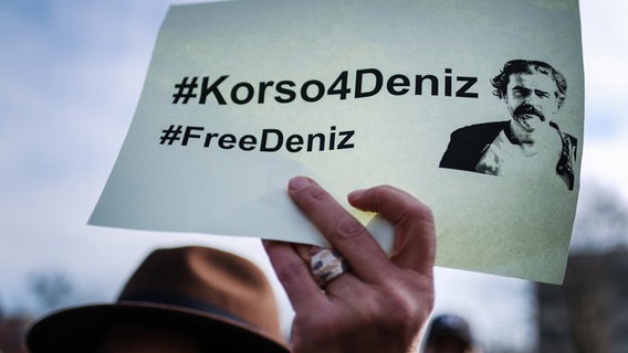 Eine Anzeige für die Freilassung des "Welt"-Korrespondenten Deniz Yücel. © dpa-Bildfunk Foto: Andreas Arnold