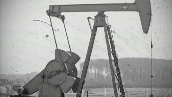 Eine historische Aufnahme einer Tiefpumpe zur Erdölförderung.  