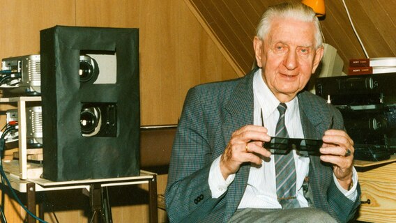 Peter von der Osten-Sacken posiert in der Lübecker Sternwarte. © Bitte eintragen Foto: Bitte eintragen