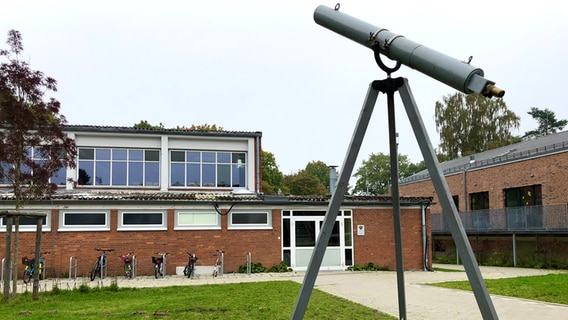 Die Lübecker Sternwarte mit einem Teleskop davor. © Bitte eintragen Foto: Bitte eintragen