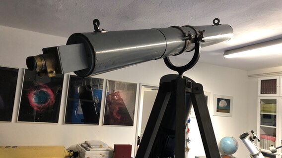 Das erste Teleskop in der Lübecker Sternwarte steht vor einer Wand mit Bildern. © Bitte eintragen Foto: Bitte eintragen