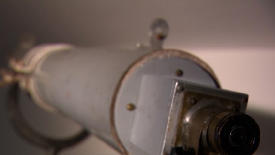Eine Nahaufnahme des ersten Teleskop der Lübecker Sternwarte. © Bitte eintragen Foto: Bitte eintragen